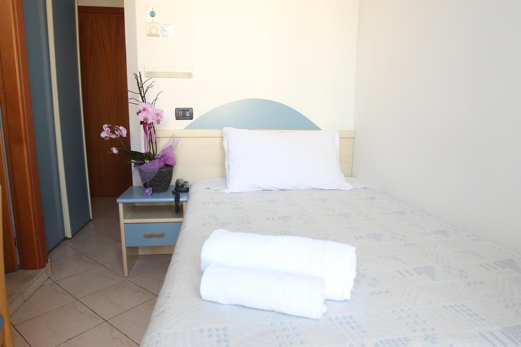 Hotel Giorg - Waterpark Included Rimini Exterior photo